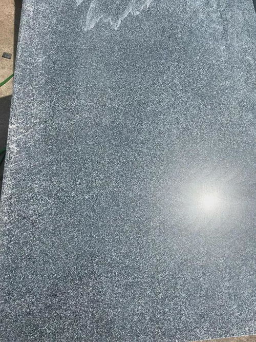 芝麻黑荔枝面廣場地鋪石材加工技術指南